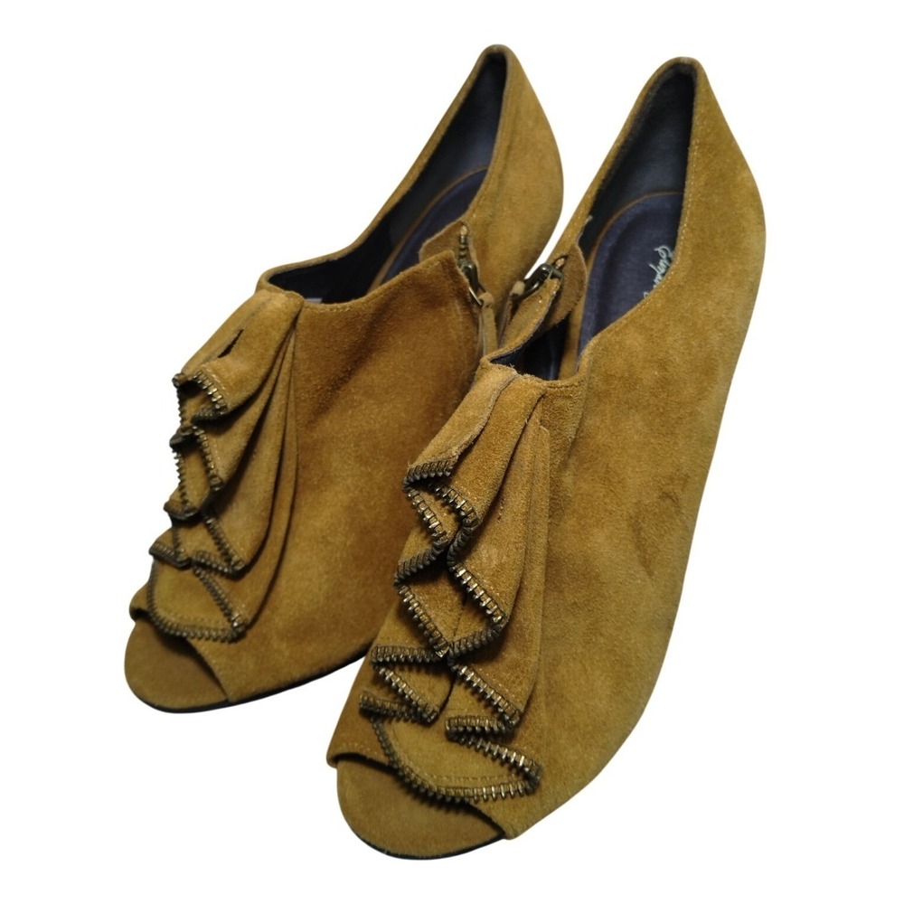 Elizabeth and James Suede Tan Open Toe Ruffled Zip Front Trim Pumps Size 10
